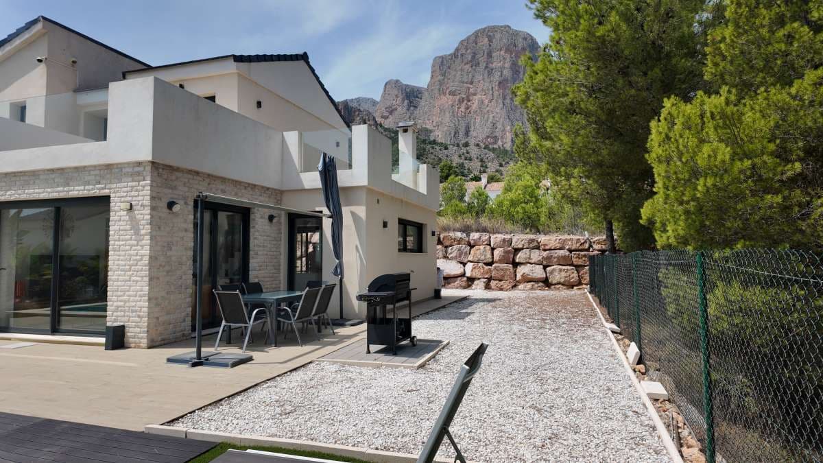 3 bedroom Villa for sale in Polop with pool garage - € 549,900 (Ref: 9184876)