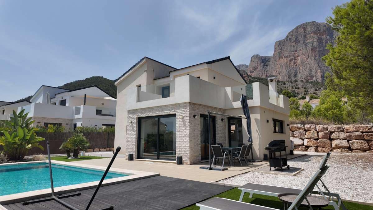 3 bedroom Villa for sale in Polop with pool garage - € 549,900 (Ref: 9184876)