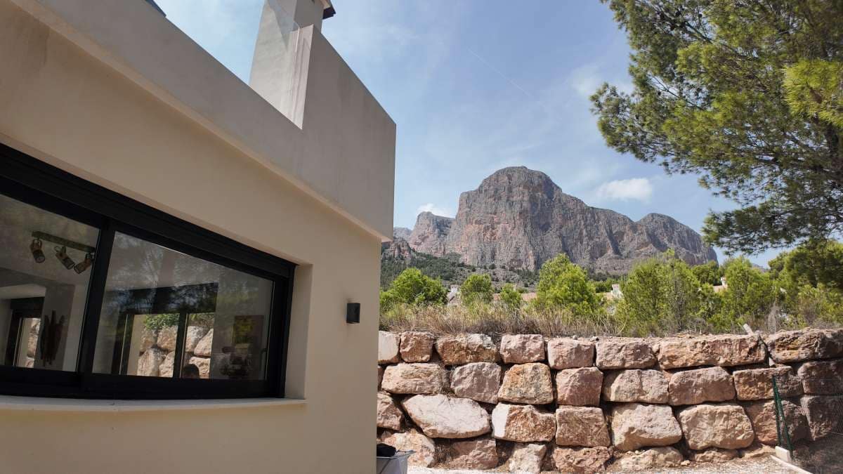 3 bedroom Villa for sale in Polop with pool garage - € 549,900 (Ref: 9184876)