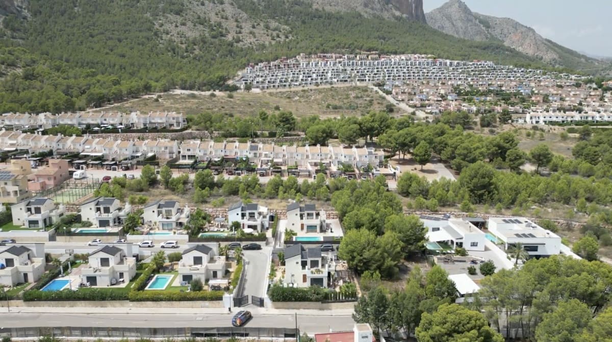 3 bedroom Villa for sale in Polop with pool garage - € 549,900 (Ref: 9184876)