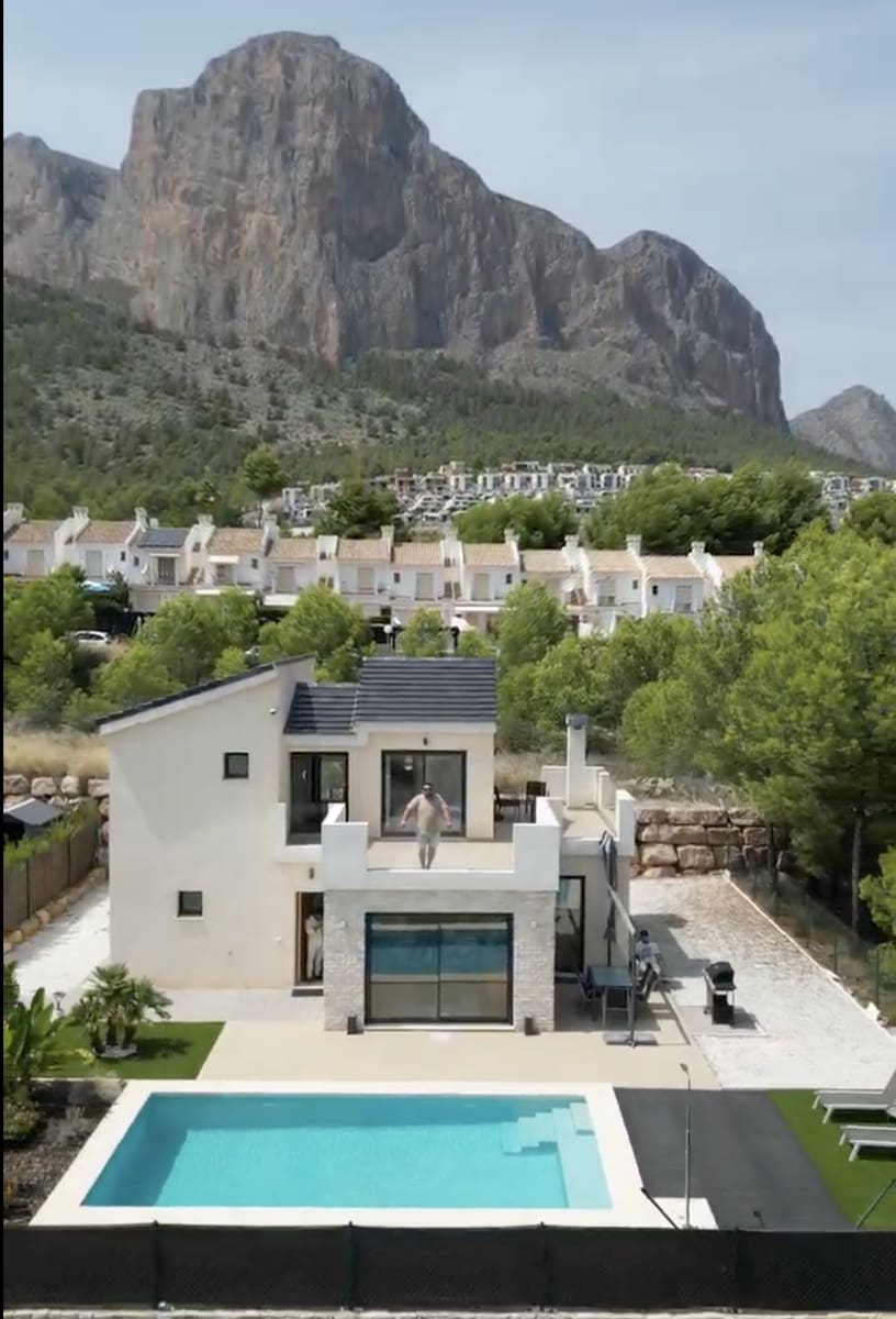 3 bedroom Villa for sale in Polop with pool garage - € 549,900 (Ref: 9184876)