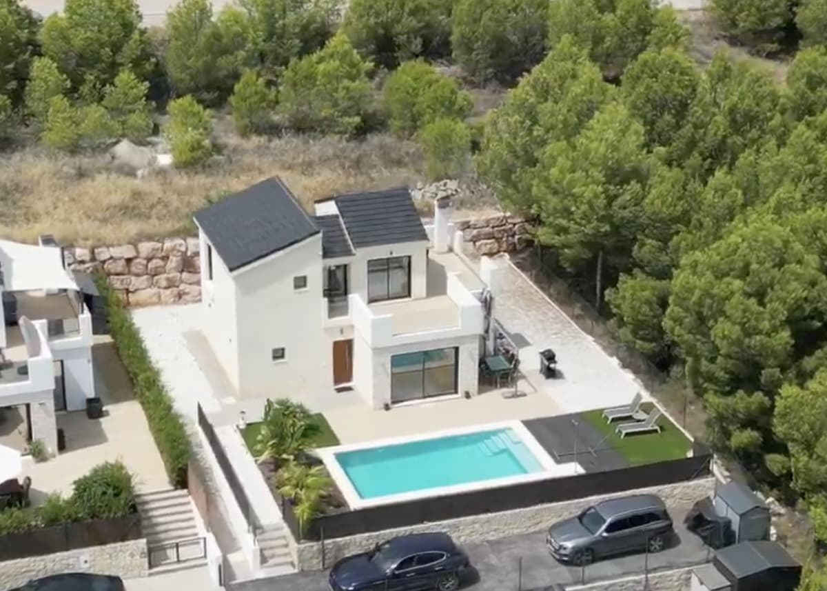 3 bedroom Villa for sale in Polop with pool garage - € 549,900 (Ref: 9184876)