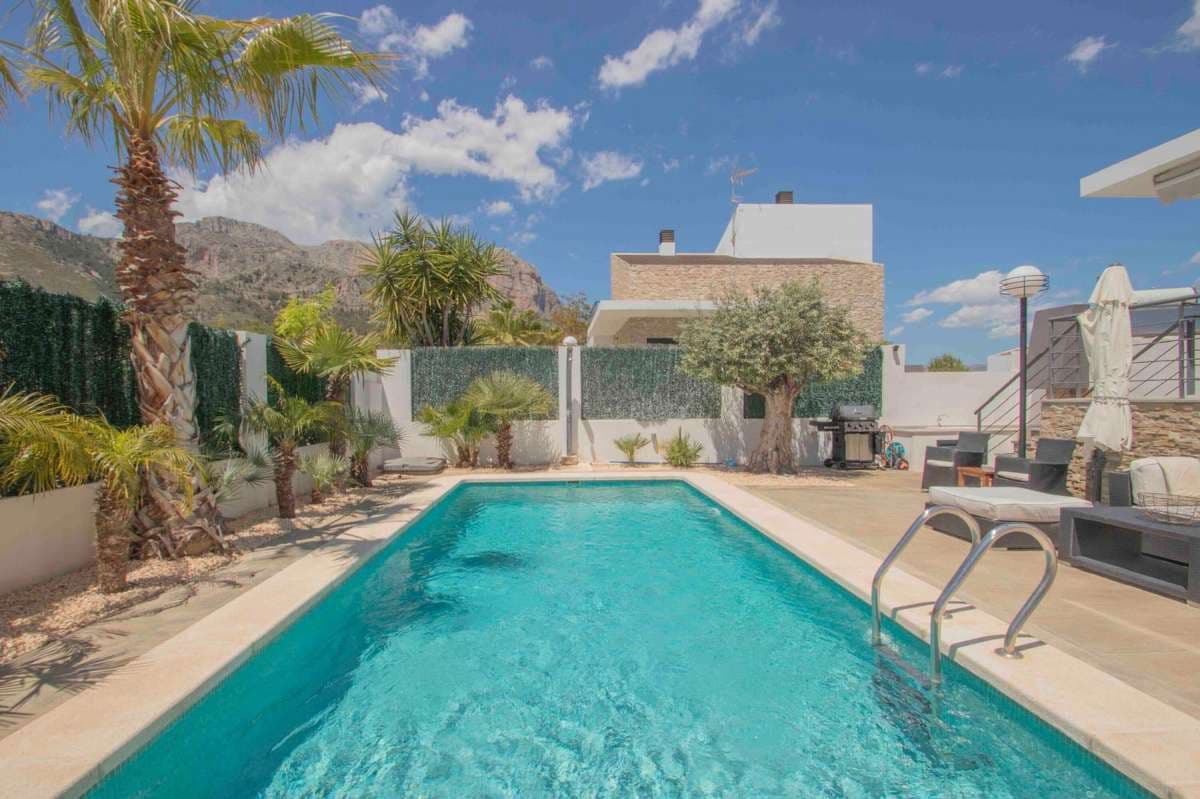 3 bedroom Villa for sale in Polop with pool garage - € 530,000 (Ref: 9380948)