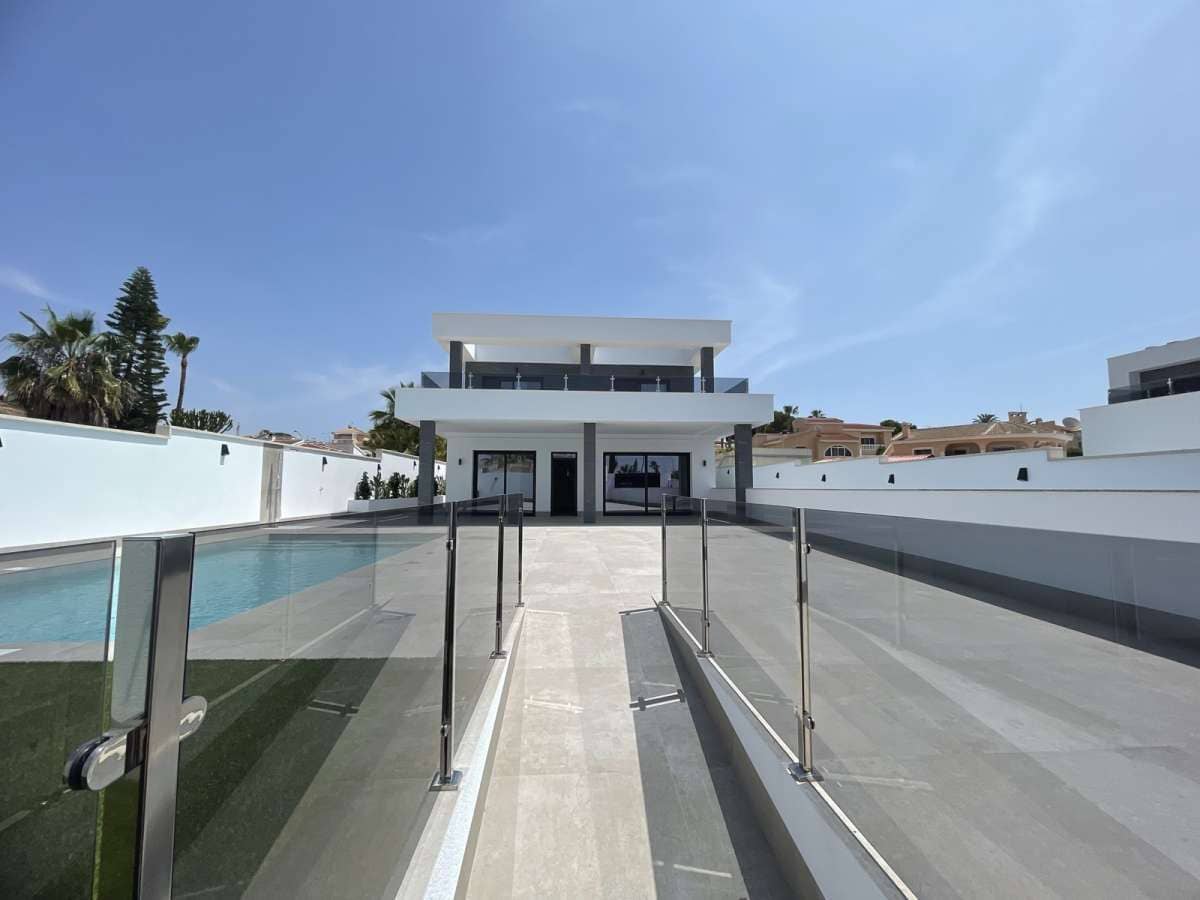 3 camera da letto Villa in vendita in Ciudad Quesada con piscina garage - 799.900 € (Rif: 9382171)