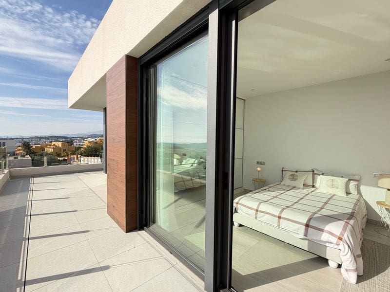 5 bedroom Villa for sale in Finestrat with pool garage - € 1,600,000 (Ref: 9451540)