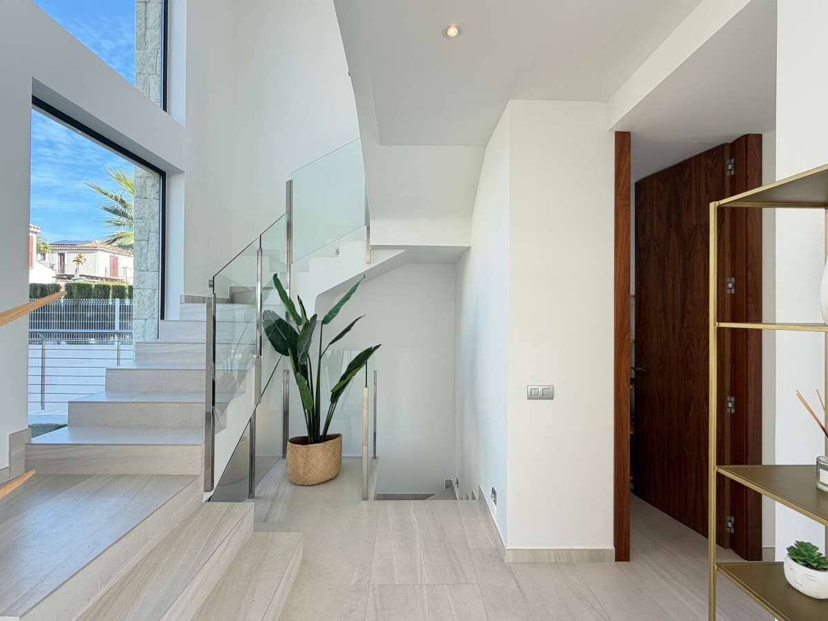 5 bedroom Villa for sale in Finestrat with pool garage - € 1,600,000 (Ref: 9451540)