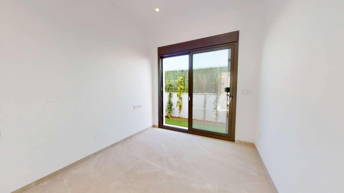 3 sypialnia Dom blizniak na sprzedaż w Los Alcazares z basenem garażem - 489 900 € (Ref: 9643541)