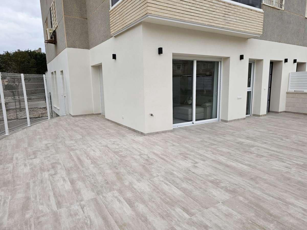 Apartamento de 3 habitaciones en Torrevieja en venta - 350.000 € (Ref: 9673205)