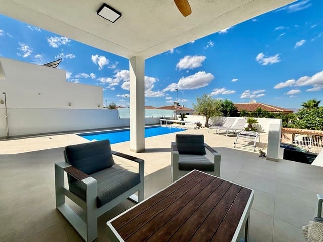 3 soveværelse Villa til salg i Ciudad Quesada, Rojales med swimmingpool garage - € 505.000 (Ref: 9673461)