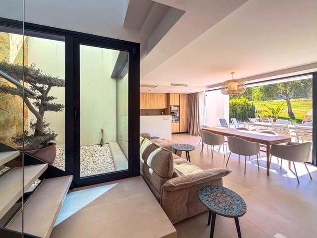 5 bedroom Villa for sale in Monforte del Cid with pool garage - € 790,000 (Ref: 9688636)