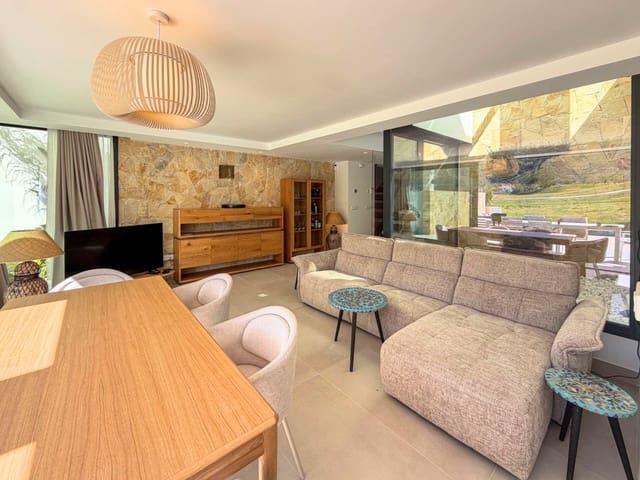 5 bedroom Villa for sale in Monforte del Cid with pool garage - € 790,000 (Ref: 9688636)