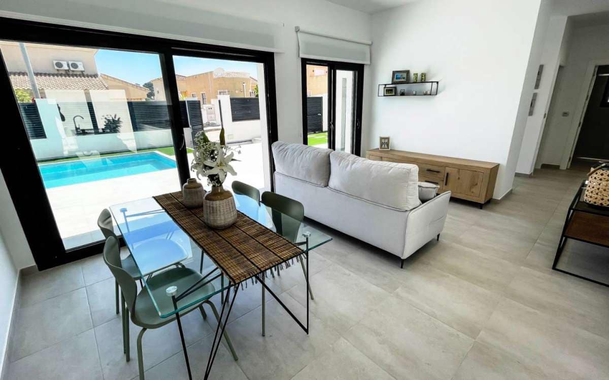 Chalet de 3 habitaciones en Pilar de la Horadada en venta con piscina - 431.560 € (Ref: 9751389)