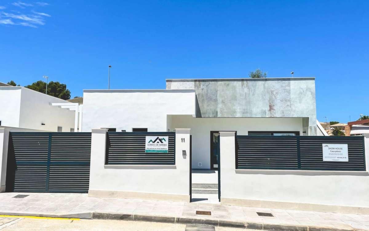 Chalet de 3 habitaciones en Pilar de la Horadada en venta con piscina - 431.560 € (Ref: 9751389)