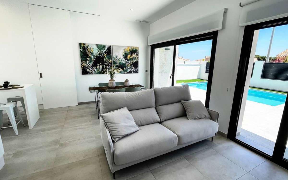 Chalet de 3 habitaciones en Pilar de la Horadada en venta con piscina - 431.560 € (Ref: 9751389)