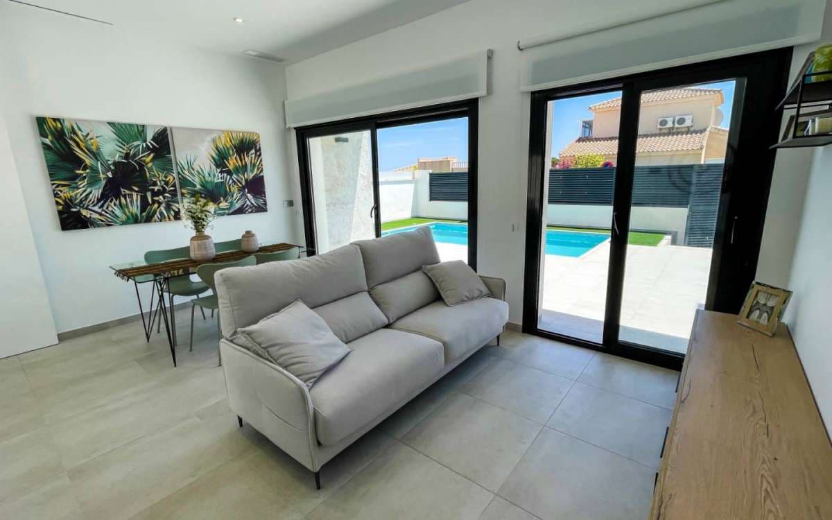 Chalet de 3 habitaciones en Pilar de la Horadada en venta con piscina - 431.560 € (Ref: 9751389)