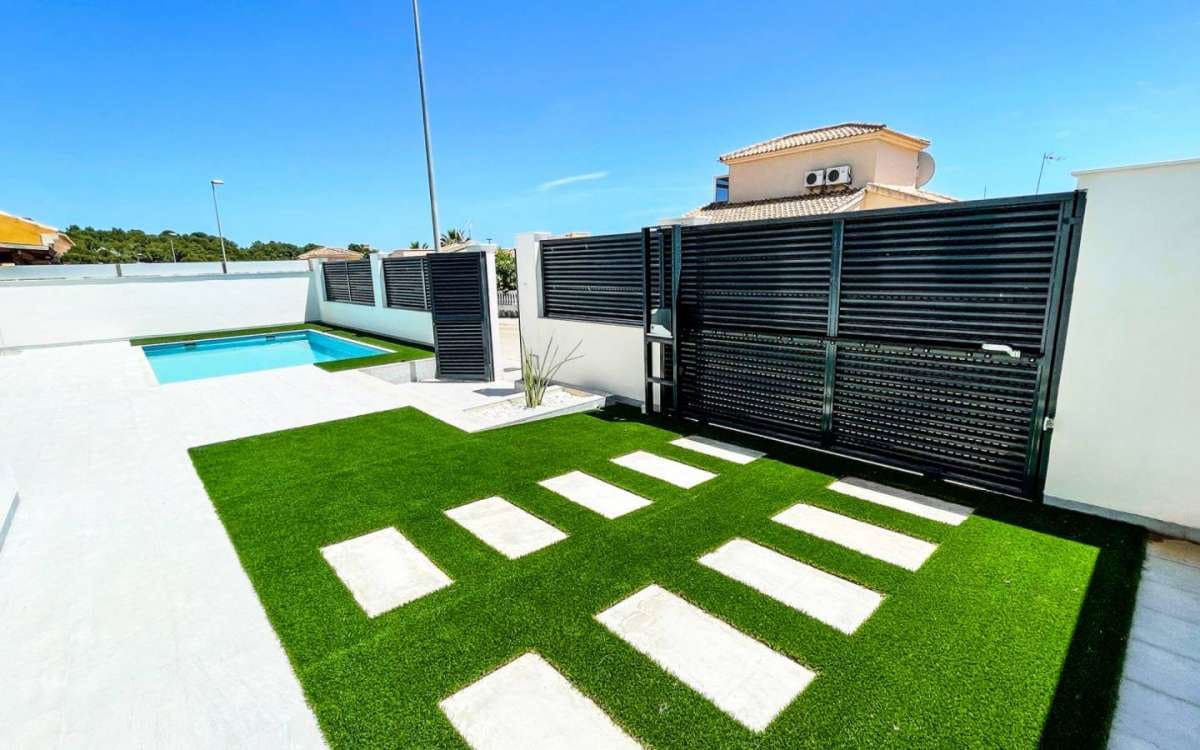 Chalet de 3 habitaciones en Pilar de la Horadada en venta con piscina - 431.560 € (Ref: 9751389)