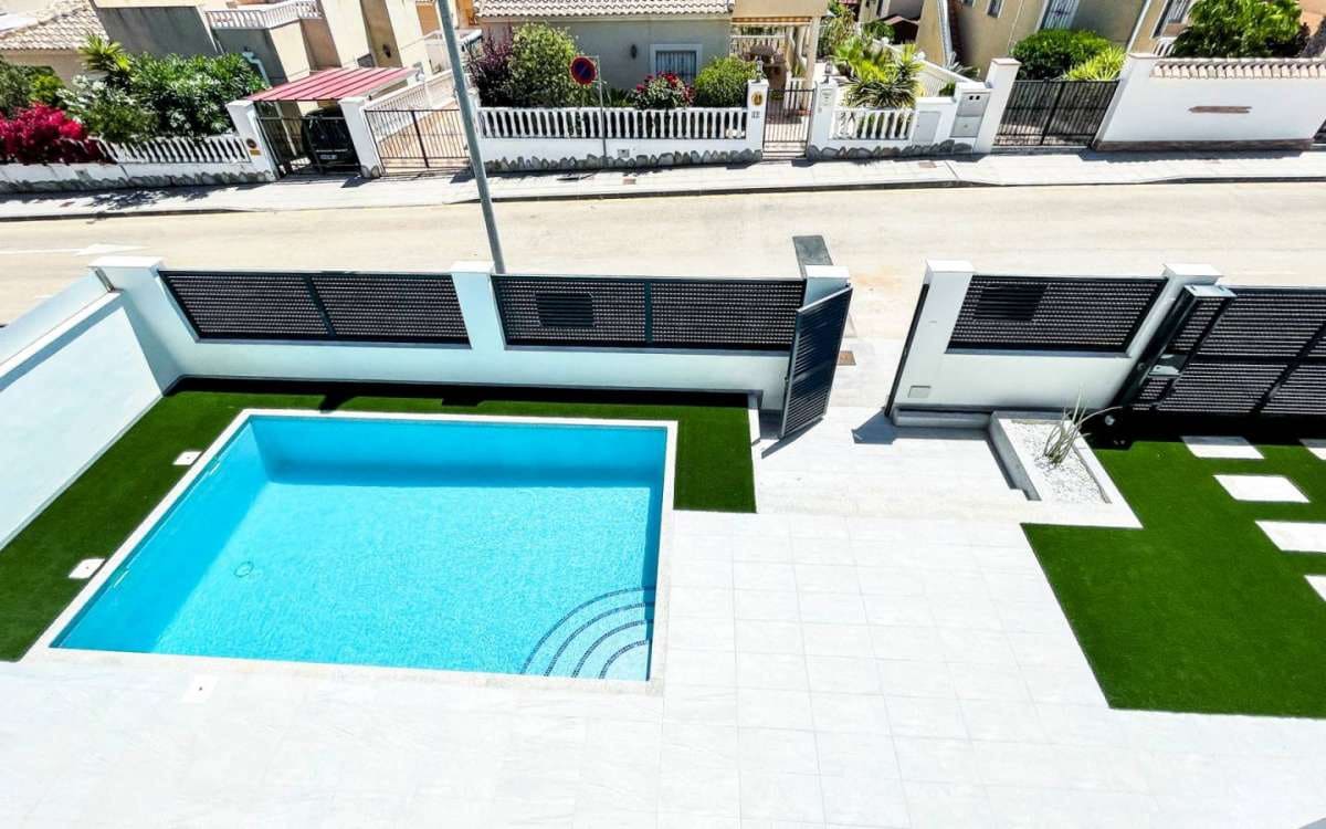 Chalet de 3 habitaciones en Pilar de la Horadada en venta con piscina - 431.560 € (Ref: 9751389)