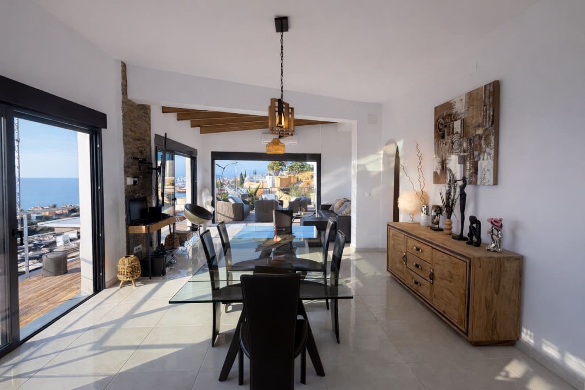 Chalet de 3 habitaciones en El Campello en venta con piscina garaje - 895.000 € (Ref: 9914291)