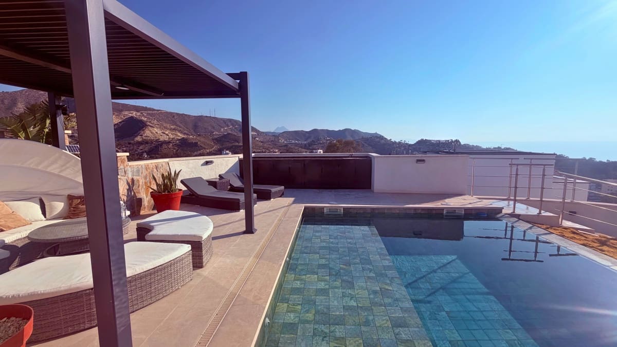 Chalet de 3 habitaciones en El Campello en venta con piscina garaje - 895.000 € (Ref: 9914291)