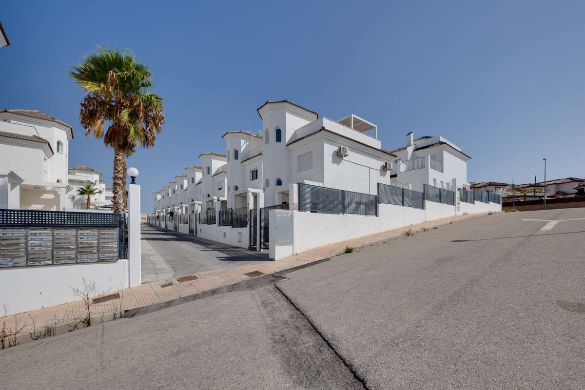 Chalet de 3 habitaciones en San Fulgencio en venta con piscina garaje - 280.000 € (Ref: 9914436)