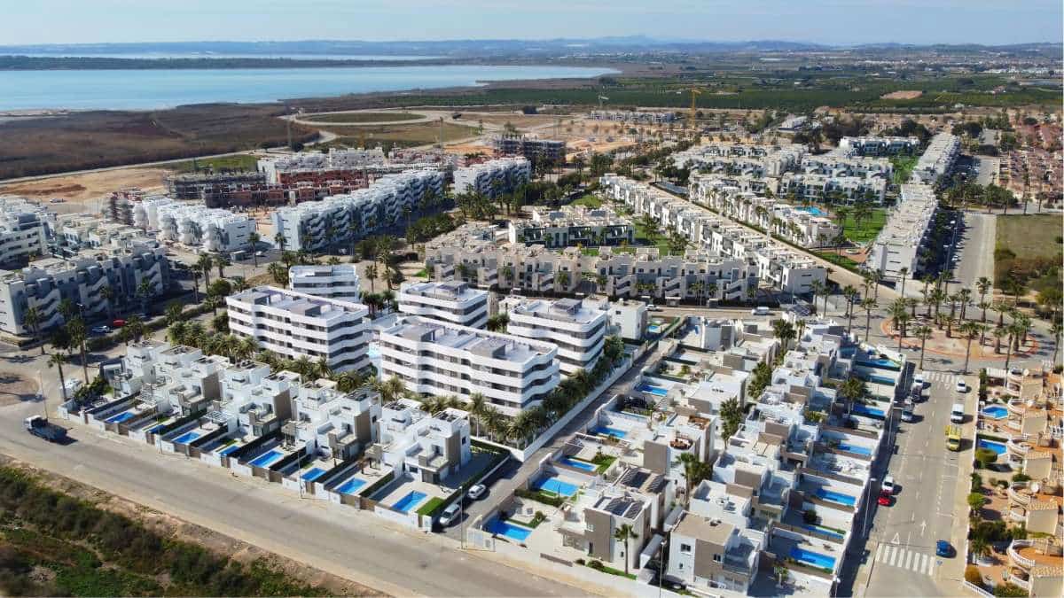 3 bedroom Townhouse for sale in Guardamar del Segura with garage - € 459,000 (Ref: 9940942)