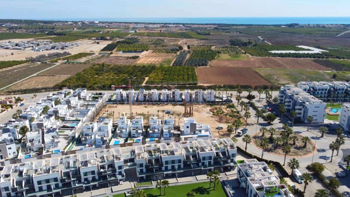 3 bedroom Townhouse for sale in Guardamar del Segura with garage - € 459,000 (Ref: 9940942)