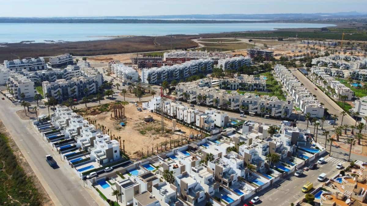 3 bedroom Townhouse for sale in Guardamar del Segura with garage - € 459,000 (Ref: 9940942)
