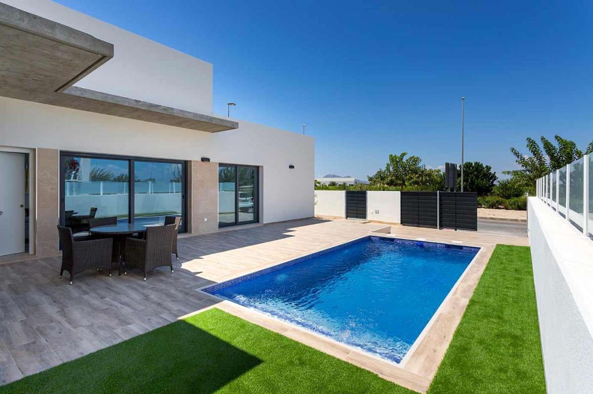 Chalet de 3 habitaciones en Daya Nueva en venta con piscina garaje - 388.000 € (Ref: 9940943)