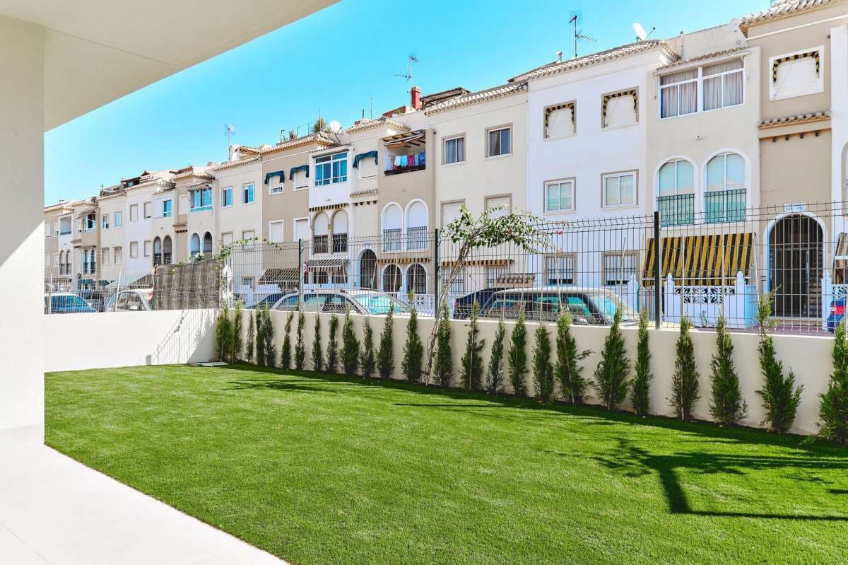 2 bedroom Bungalow for sale in Torrevieja with pool garage - € 380,000 (Ref: 9942974)
