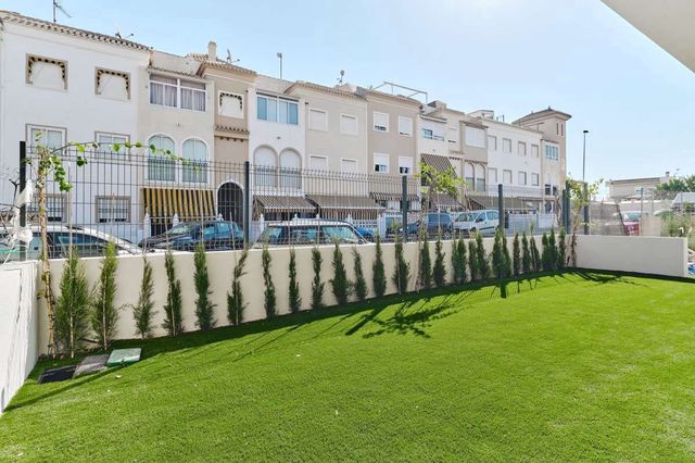 2 sypialnia Bungalow na sprzedaż w Playa de los Náufragos, Torrevieja z basenem garażem - 380 000 € (Ref: 9942974)