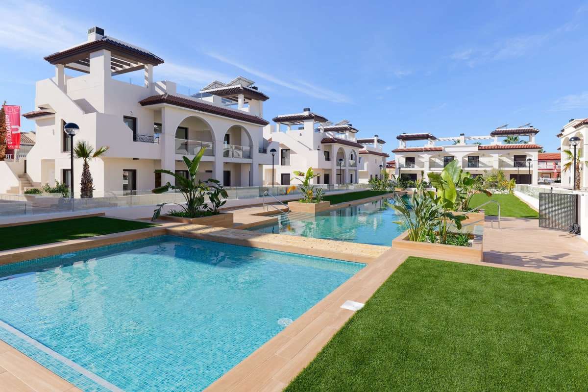 3 soveværelse Bungalow til salg i Ciudad Quesada med swimmingpool garage - € 415.000 (Ref: 9943053)