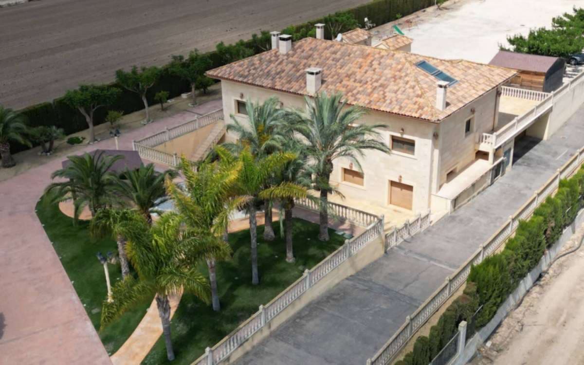 5 soveværelse Villa til salg i Aspe med swimmingpool garage - € 850.000 (Ref: 9943174)