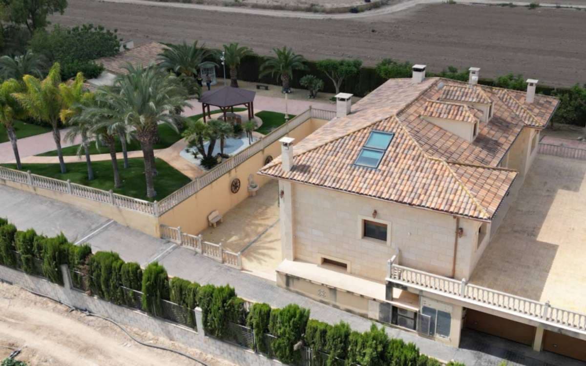 5 soveværelse Villa til salg i Aspe med swimmingpool garage - € 850.000 (Ref: 9943174)