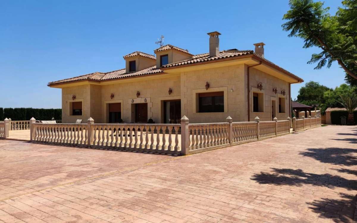 5 soveværelse Villa til salg i Aspe med swimmingpool garage - € 850.000 (Ref: 9943174)