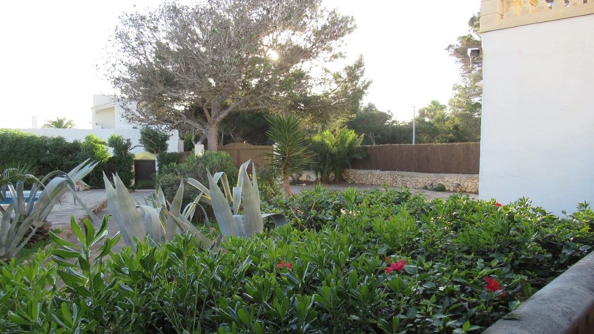 6 bedroom Villa for sale in Cala Serena with pool garage - € 1,850,000 (Ref: 7660026)