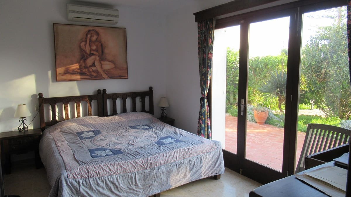 6 bedroom Villa for sale in Cala Serena with pool garage - € 1,850,000 (Ref: 7660026)