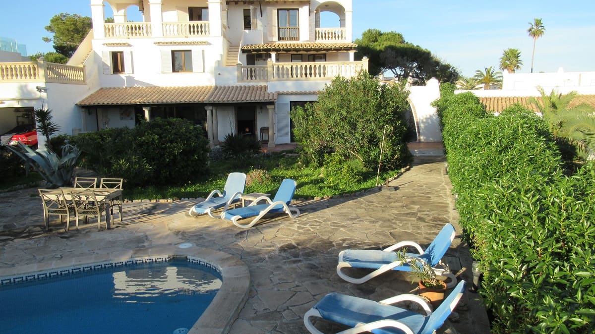 6 bedroom Villa for sale in Cala Serena with pool garage - € 1,850,000 (Ref: 7660026)