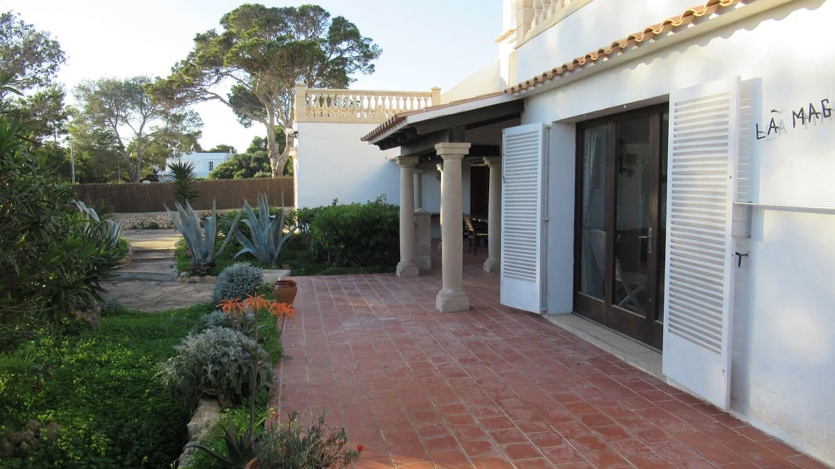 6 bedroom Villa for sale in Cala Serena with pool garage - € 1,850,000 (Ref: 7660026)