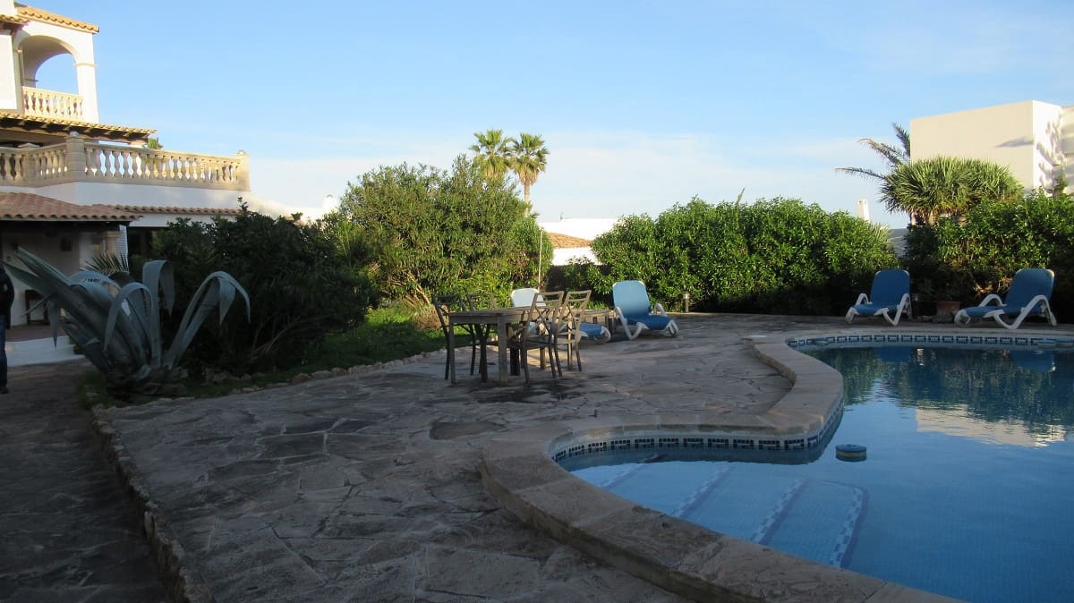 6 bedroom Villa for sale in Cala Serena with pool garage - € 1,850,000 (Ref: 7660026)