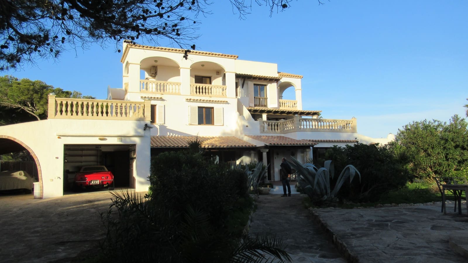 6 bedroom Villa for sale in Cala Serena with pool garage - € 1,850,000 (Ref: 7660026)