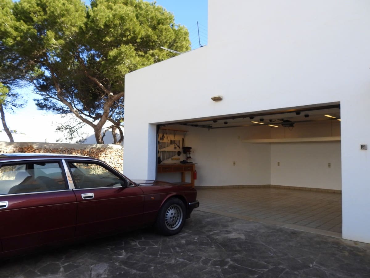 6 bedroom Villa for sale in Cala Serena with pool garage - € 1,850,000 (Ref: 7660026)