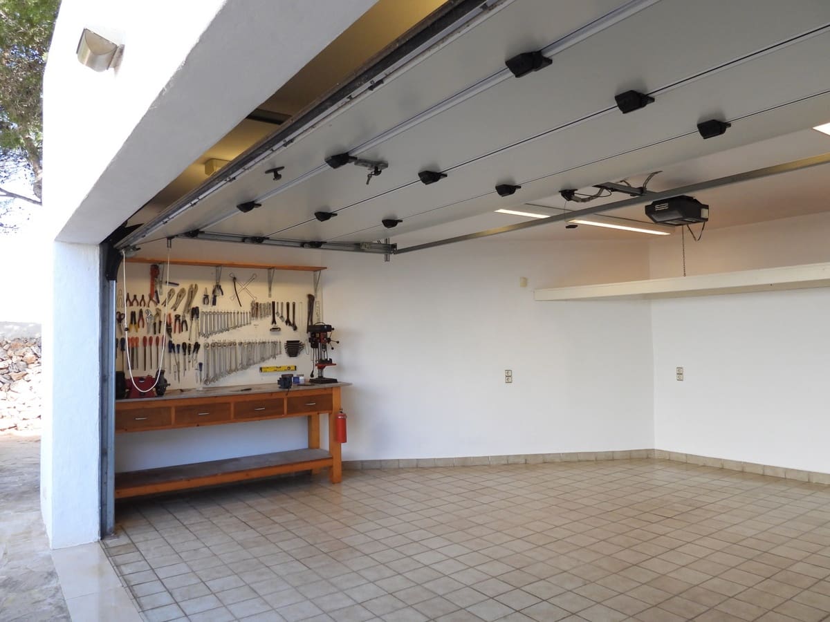 6 bedroom Villa for sale in Cala Serena with pool garage - € 1,850,000 (Ref: 7660026)