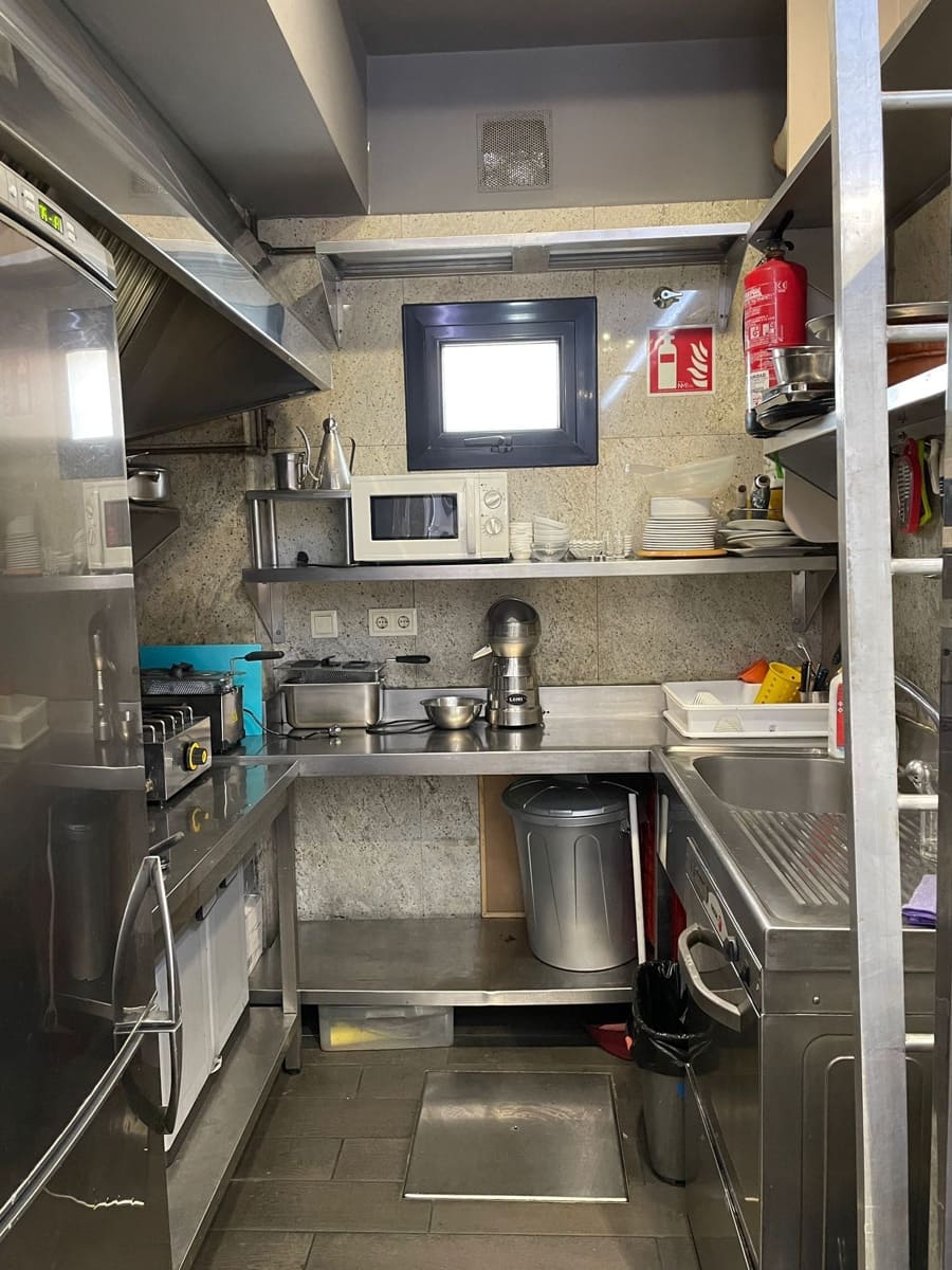 Erhverv til salg i A Coruna by - € 215.000 (Ref: 6977558)