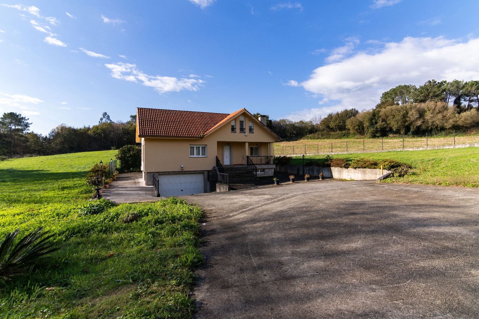 5 makuuhuone Huvila myytävänä paikassa Carral mukana 
autotalli - 350 000 € (Ref: 8696150)