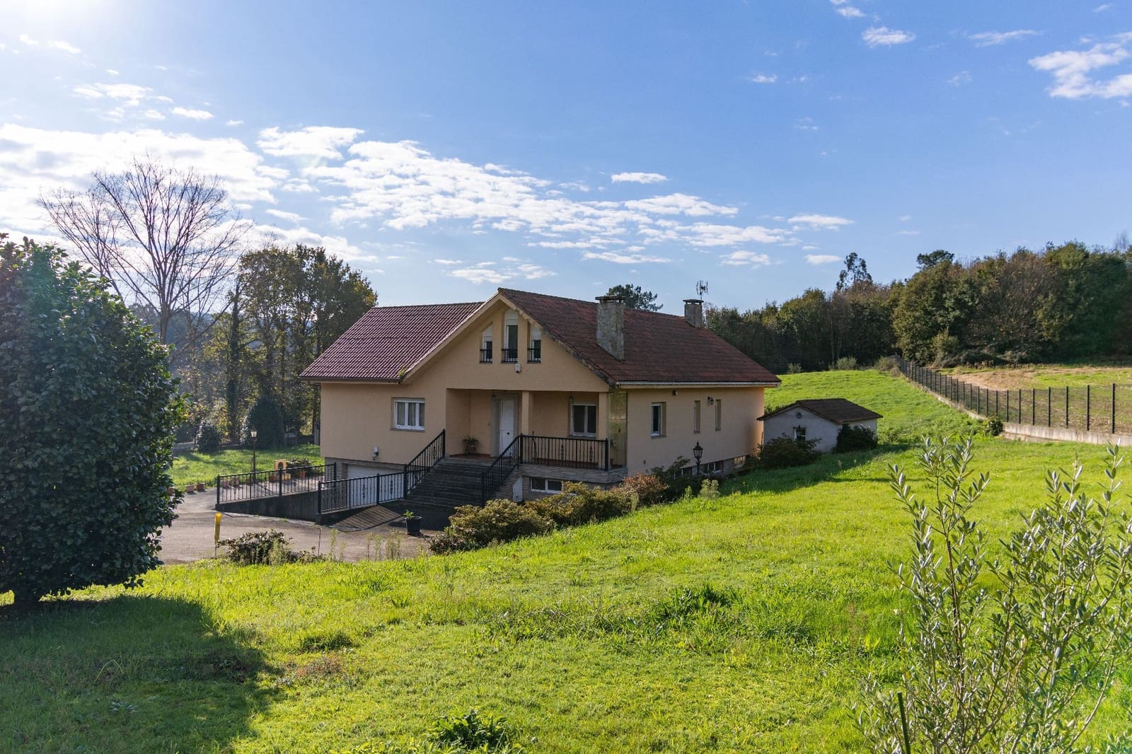 5 makuuhuone Huvila myytävänä paikassa Carral mukana 
autotalli - 350 000 € (Ref: 8696150)