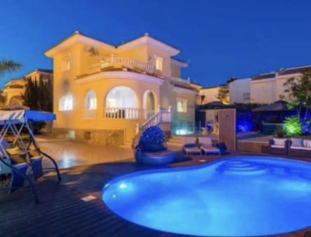 Villa/Maison de 6 chambres à louer à Ciudad Quesada, Rojales avec piscine garage - 2 800 € (Ref: 10038558)