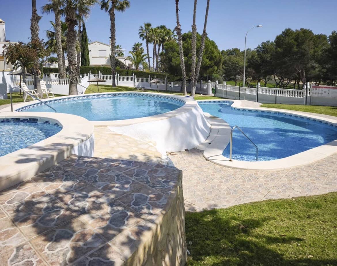 2 bedroom Townhouse for sale in Villamartin with pool garage - € 215,000 (Ref: 10038578)