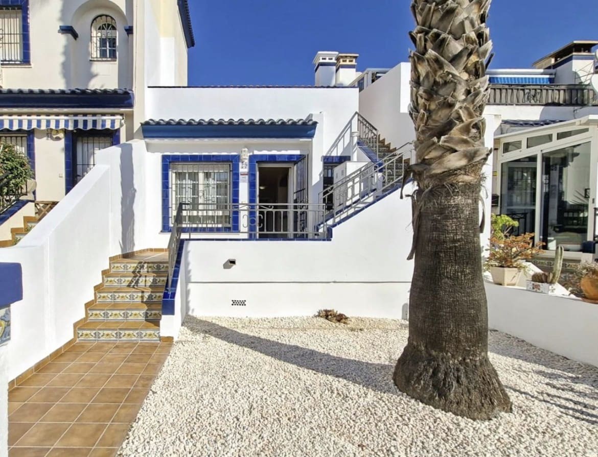 2 bedroom Townhouse for sale in Villamartin with pool garage - € 215,000 (Ref: 10038578)