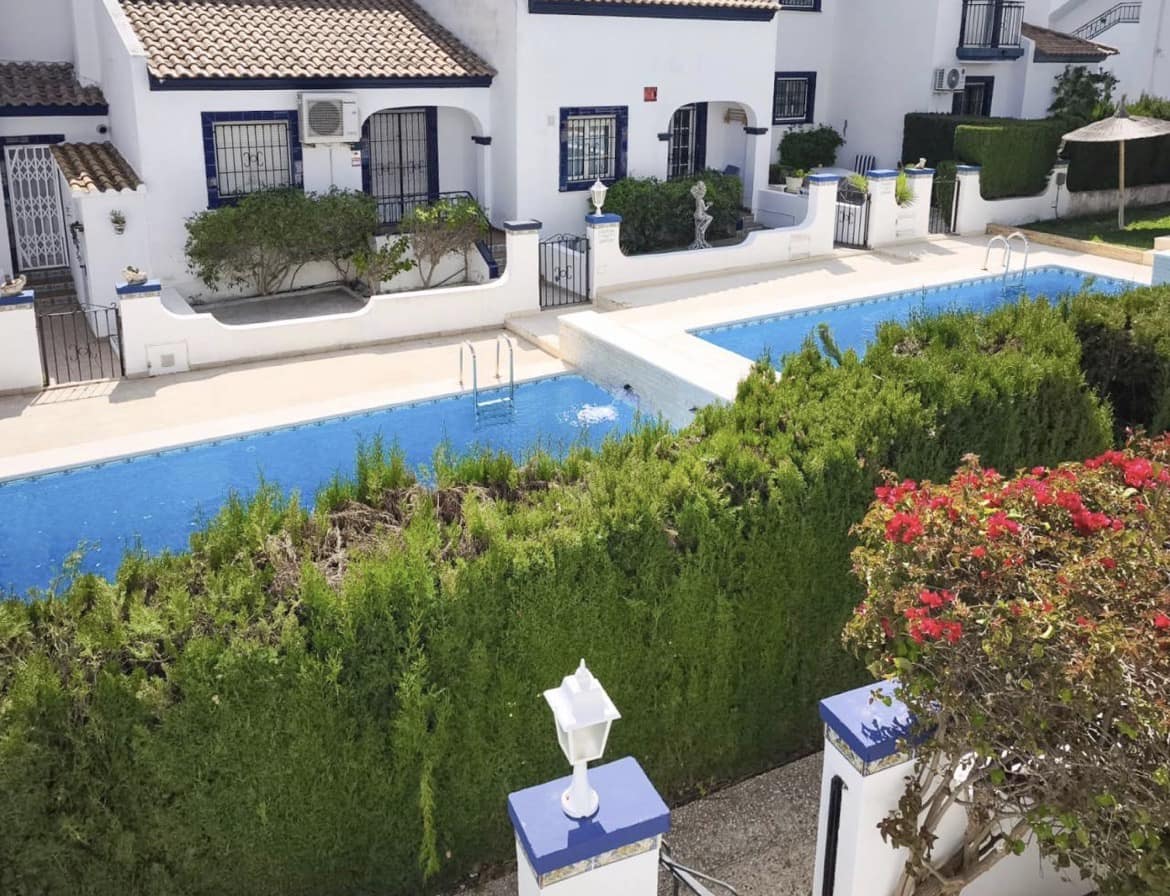 2 bedroom Townhouse for sale in Villamartin with pool garage - € 215,000 (Ref: 10038578)