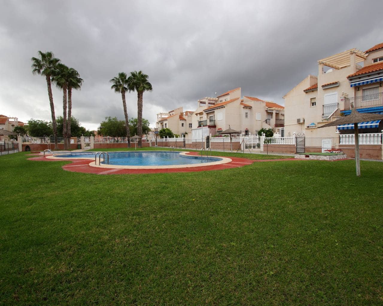 2 makuuhuone Bungalow myytävänä paikassa Playa Flamenca mukana uima-altaan 
autotalli - 155 000 € (Ref: 10135197)